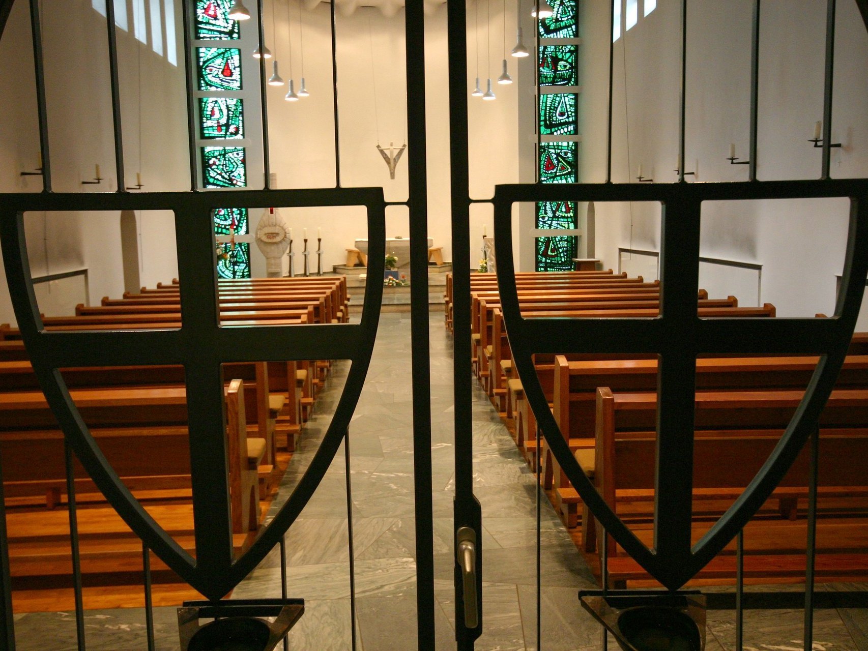 Blick durch ein Eisentor in die Kirche