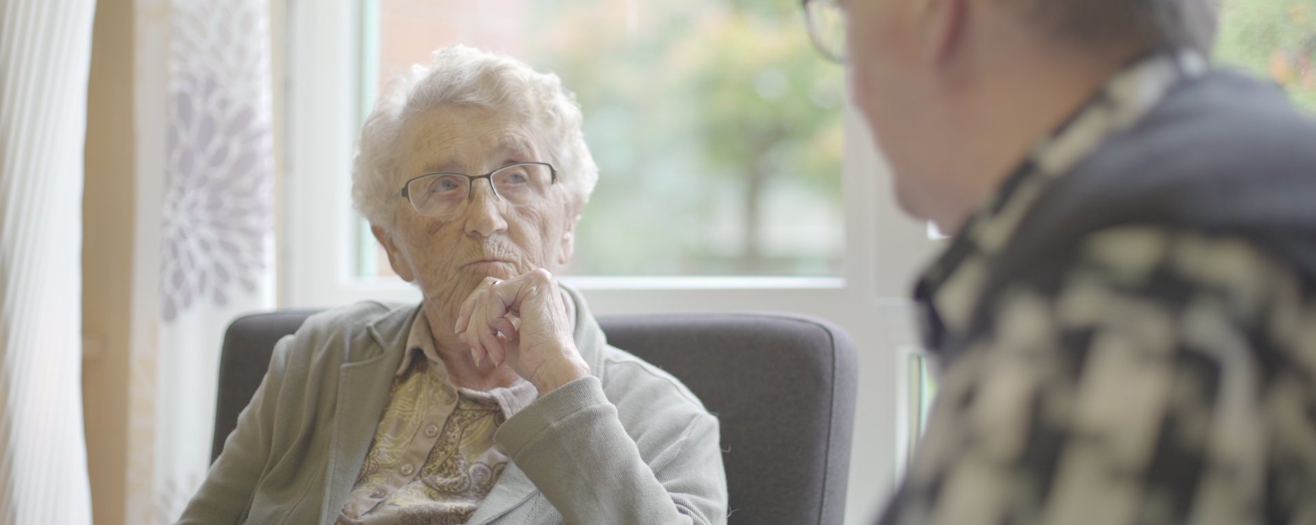 Nahaufnahme: ein Mann und eine Frau sitzen sich in einem (scheinbar ernsten Gespräch) gegenüber