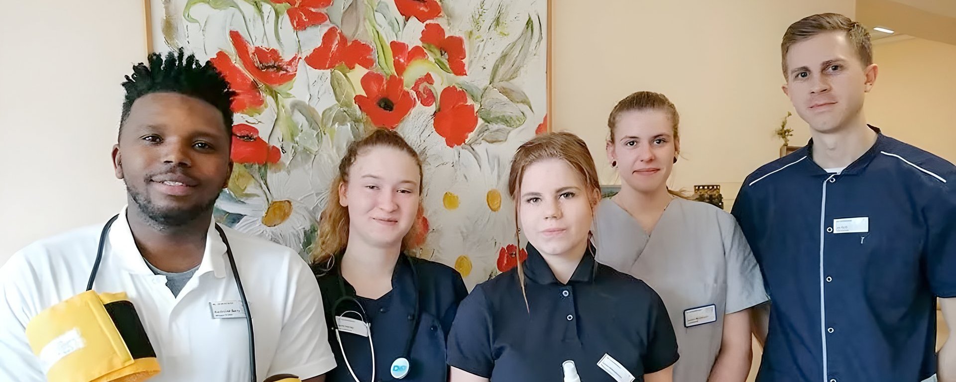 Gruppenbild: junge Pfleger/innen